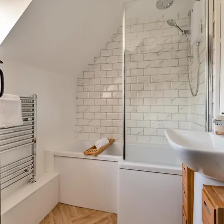 Apartment Darla Thornton Dale